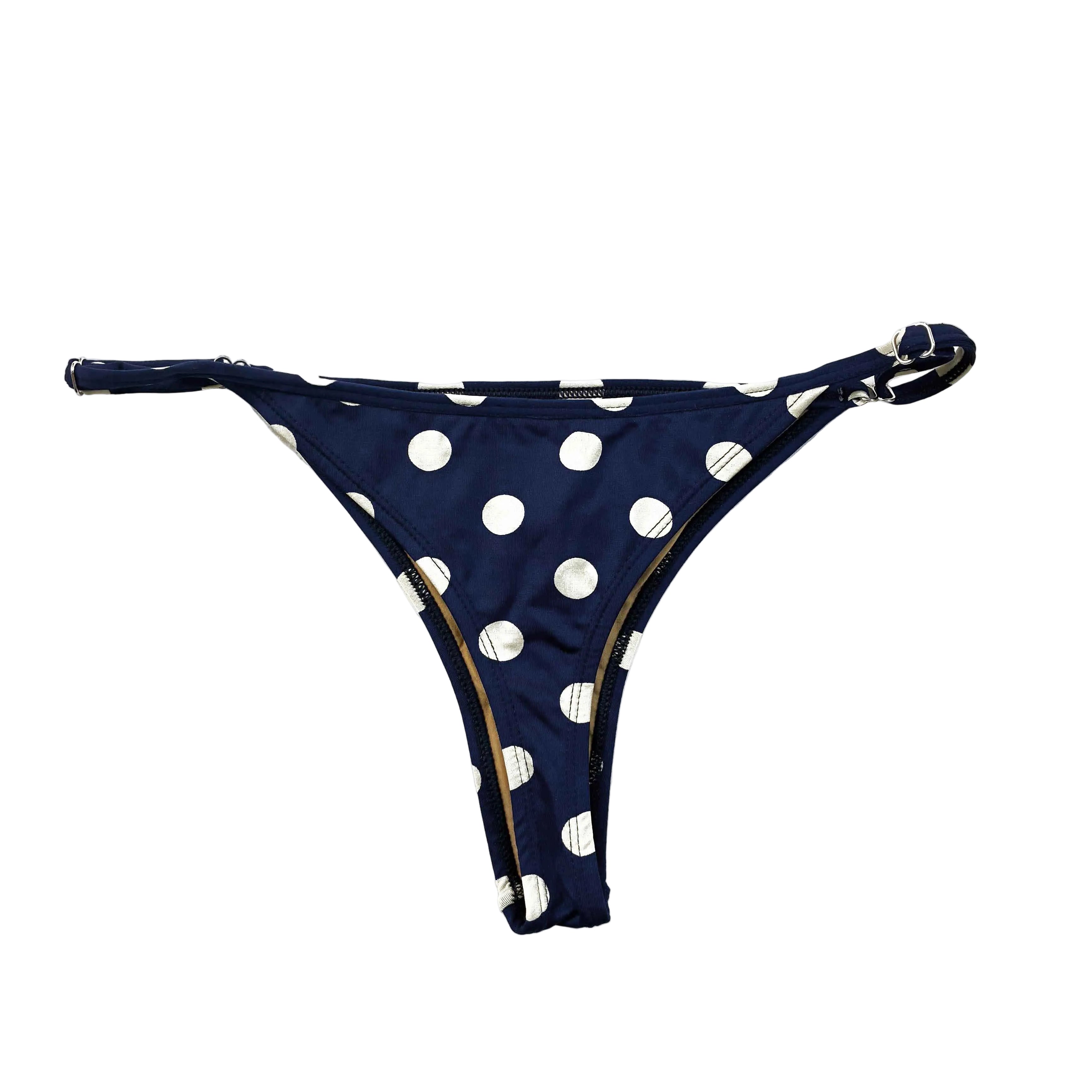 Trasero de braga de bikini tanga azul marino y lunares blancos