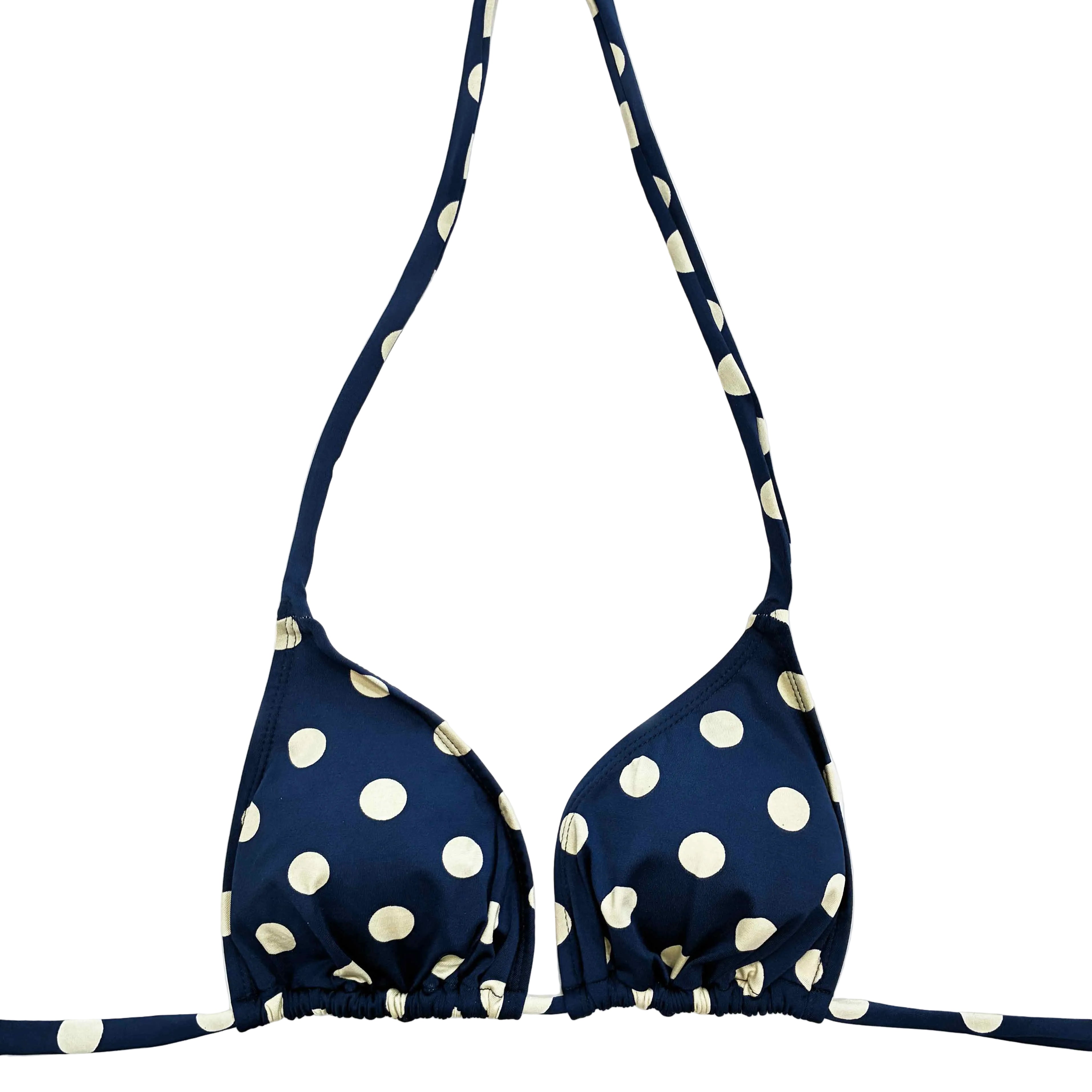 Top de bikini artesanal con forma de triángulo en color azul marino con estampado de lunares blancos.
