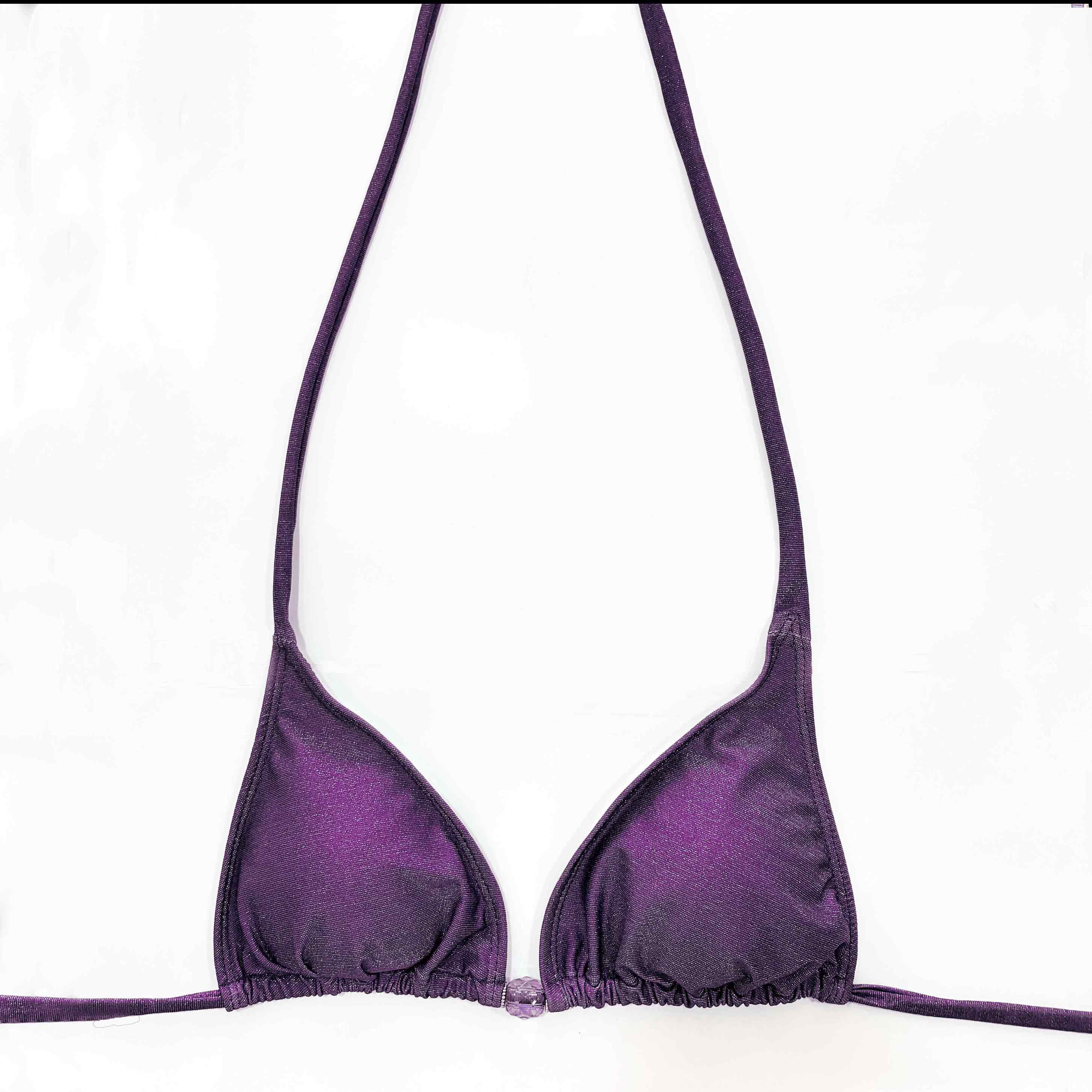 Top de bikini artesanal modelo triángulo cortina en tejido lurex brillante color berenjena.
